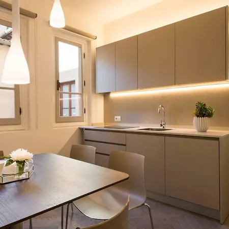 - Duomo Contemporary Apartment *